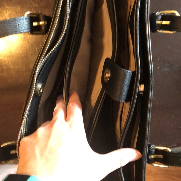 Big purse lots of pockets lap top or tablet space - Picture 4 of 4